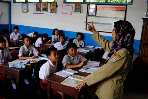 Seorang Guru Yang Pengen Wikw*ik Dengan Muridnya .